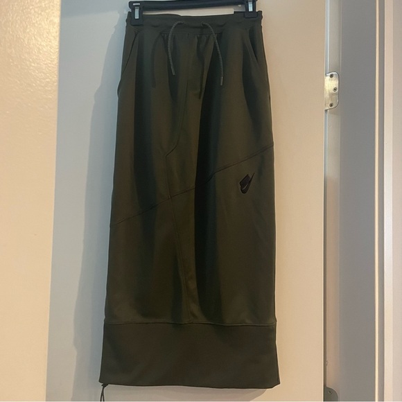 BNWT Nike limited addition midi skirt with side slit zipper - Picture 2 of 7